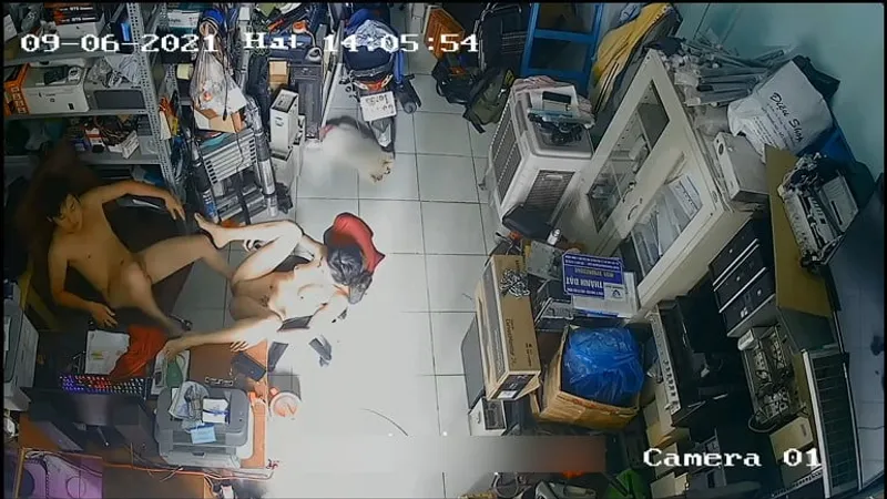 Vợ yêu ông xã xoạc nhau trong của hàng máy tính