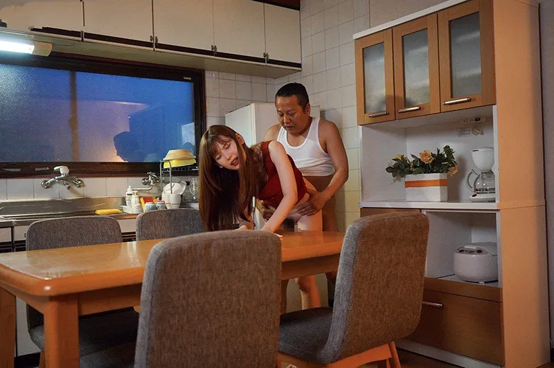 Hoa nhỏ bị gã chồng mới của mẹ làm tình mỗi ngày, cho dù đã có người yêu