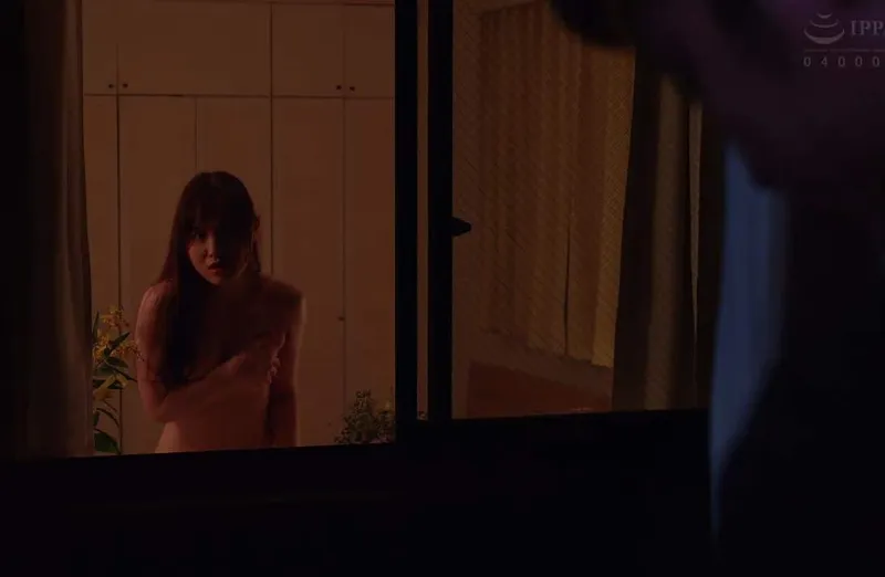 Cô gái nhà kế bên chồng yêu chồng gần nhà thường xuyên thay đồ ở ngay cửa sổ