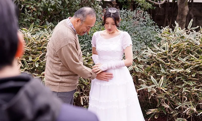 ông xã quá yếu, bà xã dù yêu nhưng vẫn thường phang với bố anh xã đến có thai